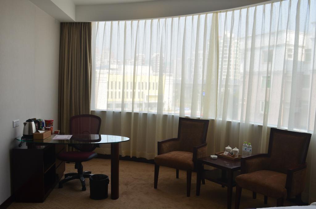 Zhuhai Platinum Holiday Hotel Стая снимка